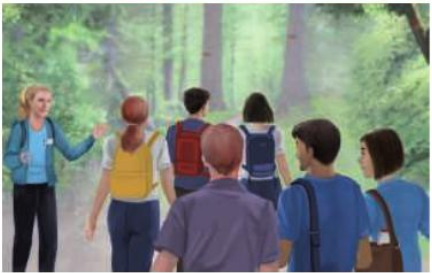 Une guide parle à un groupe de randonneurs dans une forêt.